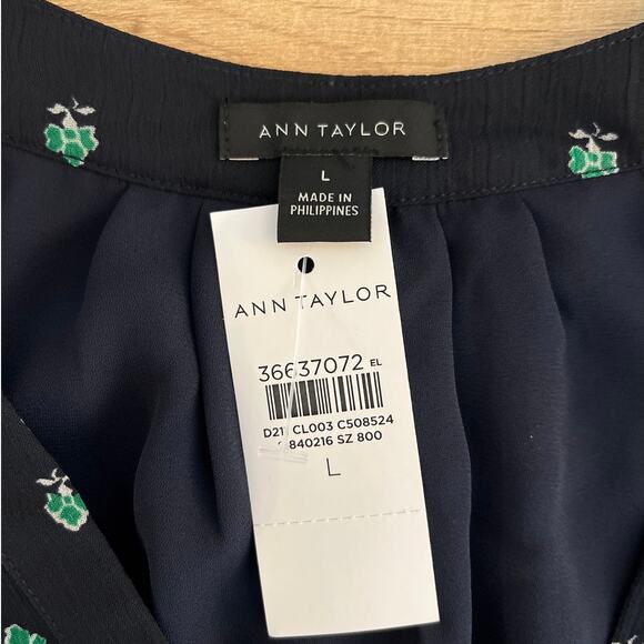 Ann Taylor Womens Shamrock Button Up Short Sleeve Blouse Navy Size Large NWT - Picture 3 of 6